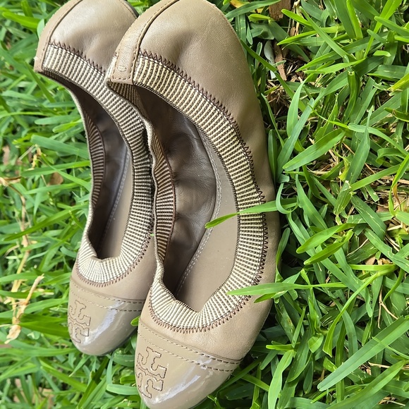 Tory Burch Tan Slip-On Flats Size 9M - Picture 2 of 8